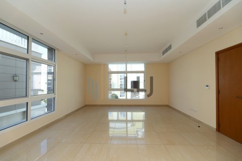 Abu Dhabi, BAE’de kiralık вилла 4 yatak odası, 681.9 m&sup2; No 669066 - fotoğraf 4