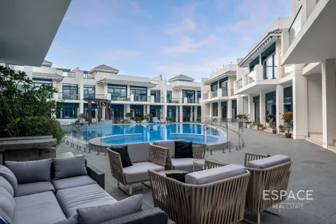 Townhouse in Palm Jumeirah, Dubai, UAE 4 bedrooms, 347 sq.m. № 661000 - photo 1