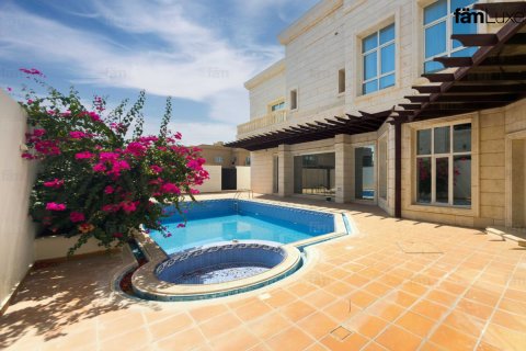 Villa in Al Barsha, Dubai, UAE 5 bedrooms, 1114.8 sq.m. № 715621 - photo 11