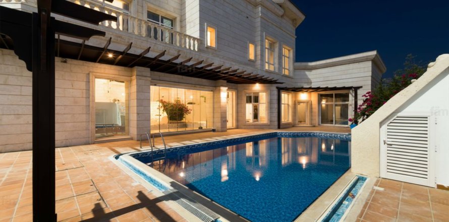 Villa in Al Barsha, Dubai, UAE 5 bedrooms, 1114.8 sq.m. № 715621