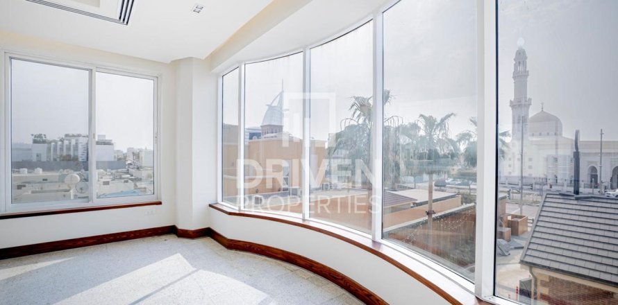 וילה ב Umm Suqeim, Dubai, איחוד האמירויות 7 חדרי שינה, 892 מ"ר מספר 683621