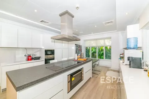 Villa en venta en Jumeirah Golf Estates, Dubai, EAU 5 dormitorios, 523 m2 № 649646 - foto 4