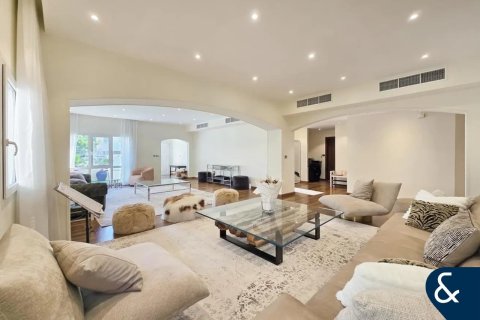 Villa te huur in Meadows, Dubai, VAE 4 slaapkamers, 540 vr.m., nr 698246 - foto 3