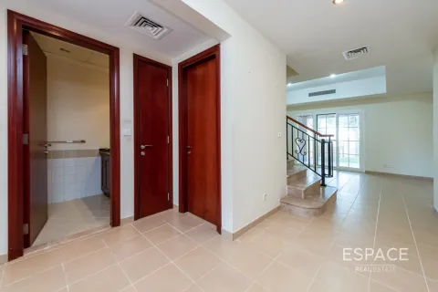 Townhouse de închiriat în Arabian Ranches, Dubai, EAU 2 dormitoare, 175 mp. №661261 - poză 2