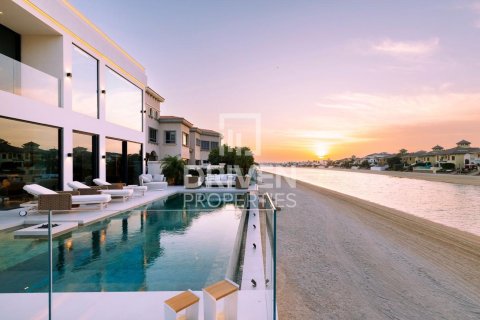 Villa til salg i Palm Jumeirah, Dubai, UAE 5 soveværelser, 622.36 kvm № 743107 - foto 2