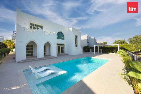 Villa in Jumeirah Islands, Dubai, UAE 4 bedrooms, 988.7 sq.m. № 640484 - photo 1