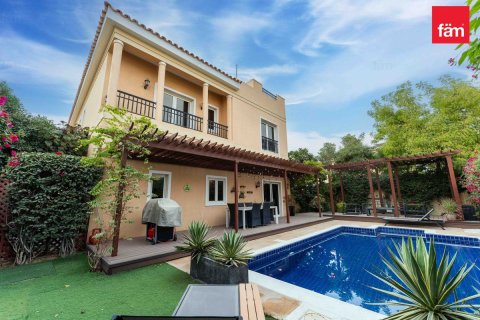 Зняти в оренду віллу в Дубай, ОАЕ 5 спалень, 593.9м2, № 678215 - фото 1