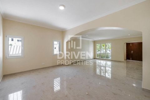 Зняти в оренду віллу в Meadows, Дубай, ОАЕ 4 спальні, 385м2, № 652983 - фото 1