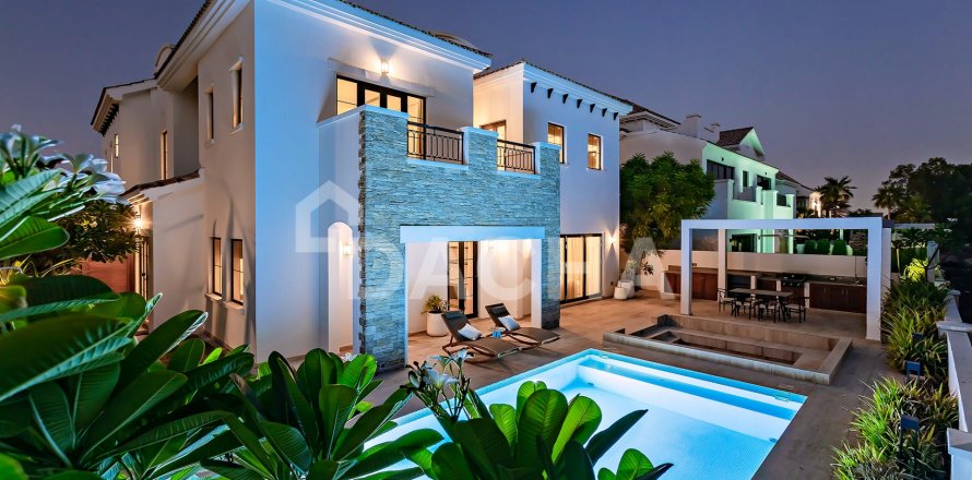 Vila v Jumeirah Golf Estates, Dubai, SAE 4 ložnice, 445 m² Č.: 721941