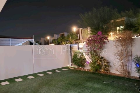 Villa in Dubai, UAE 3 bedrooms, 179 sq.m. № 668665 - photo 2