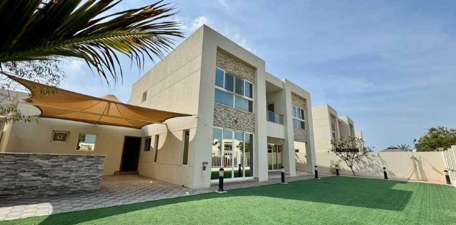 Vilë në Ras Al Khaimah, Emiratet e Bashkuara Arabe 4 dhoma gjumi, 443 m2. № 734994