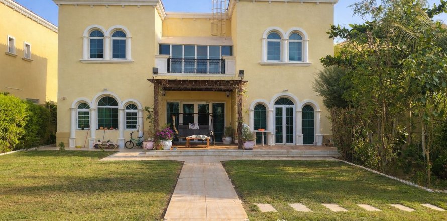 Villa in Dubai, UAE 3 bedrooms, 680 sq.m. № 682293