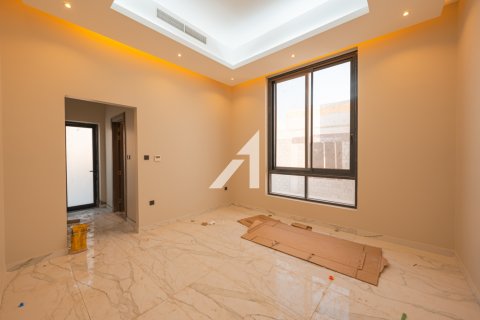 Villa in Al Aweer, Dubai, UAE 4 bedrooms, 390.2 sq.m. № 647449 - photo 11