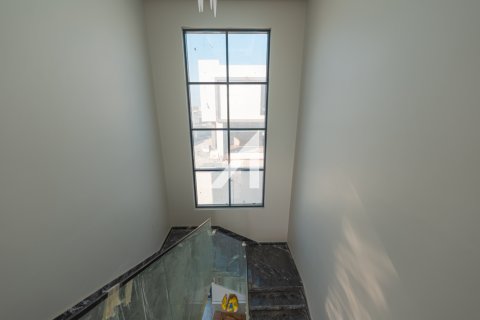 Villa in Al Aweer, Dubai, UAE 4 bedrooms, 390.2 sq.m. № 647449 - photo 12