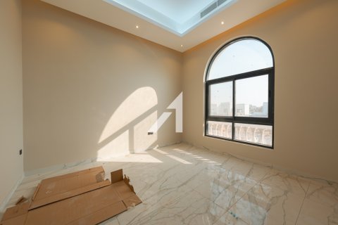 Villa in Al Aweer, Dubai, UAE 4 bedrooms, 390.2 sq.m. № 647449 - photo 17