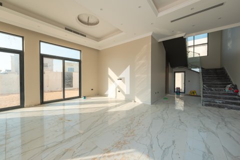 Villa in Al Aweer, Dubai, UAE 4 bedrooms, 390.2 sq.m. № 647449 - photo 3
