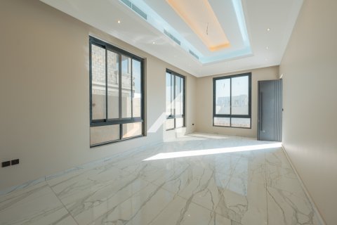 Villa in Al Aweer, Dubai, UAE 4 bedrooms, 390.2 sq.m. № 647449 - photo 1