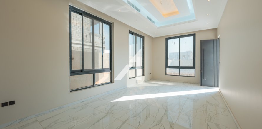 Villa in Al Aweer, Dubai, UAE 4 bedrooms, 390.2 sq.m. № 647449