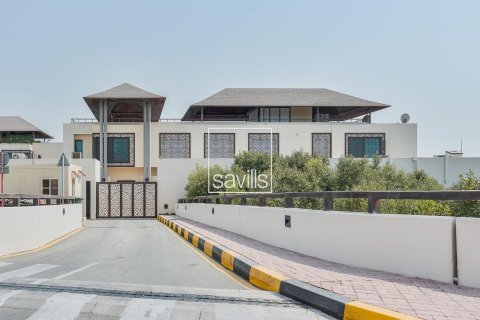 Villa para arrendamento em Al Qurm, Abu Dhabi, EAU 5 quartos, 1266.27 m2 № 748119 - foto 2