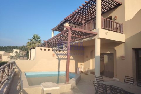 Vila u Ras Al Khaimah, UAE 3 spavaćih soba, 357.9 m2 Br. 661925 - fotografija 2