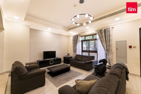 Shtëpi në qytet në Dubai, Emiratet e Bashkuara Arabe 4 dhoma gjumi, 185.9 m2. № 680029 - Foto 4