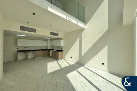 Casa urbana para arrendamento em Dubai Land, Dubai, EAU 3 quartos, 142 m2 № 671350 - foto 1