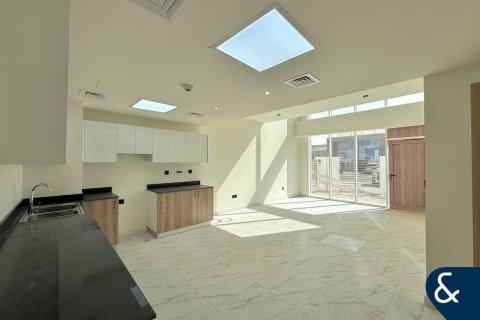 Casa urbana para arrendamento em Dubai Land, Dubai, EAU 3 quartos, 142 m2 № 671350 - foto 5