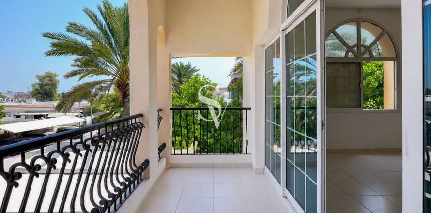 Vila v Umm Suqeim, Dubai, SAE 4 spálne, 1375 m2 č. 720266