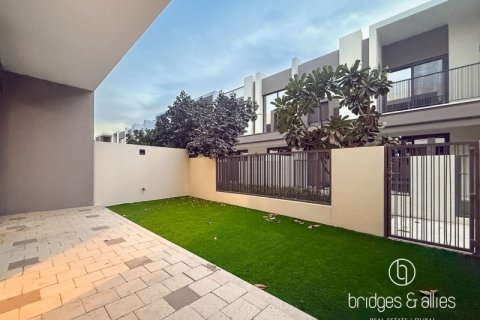 Villa zur Miete in Dubai, VAE 3 Schlafzimmer, 140.4 m2 Nr. 670065 - Foto 2