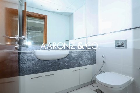 Business Bay, Dubai, UAE의 임대용 아파트 침실 2개, 128제곱미터 번호 701725 - 사진 1