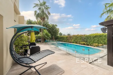 Vila u Meadows, Dubai, UAE 4 spavaćih soba, 390 m2 Br. 649520 - fotografija 3