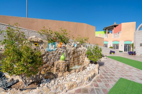 Huvila Al Mushrif, Abu Dhabi, Arabiemiraatit 11 makuuhuonetta, 1834.9 m2 № 662118 - kuva 2