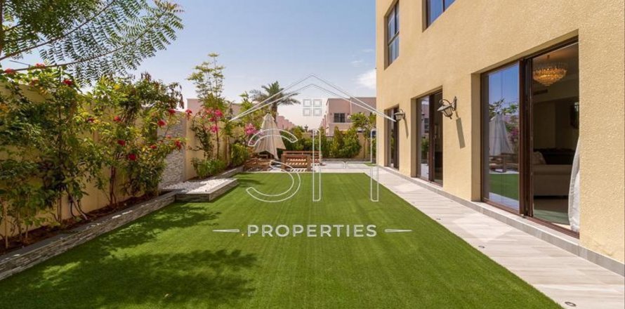 Villa asukohaga Dubai, AÜE: 5 magamistoaga, 470.6 m² Nr 511964