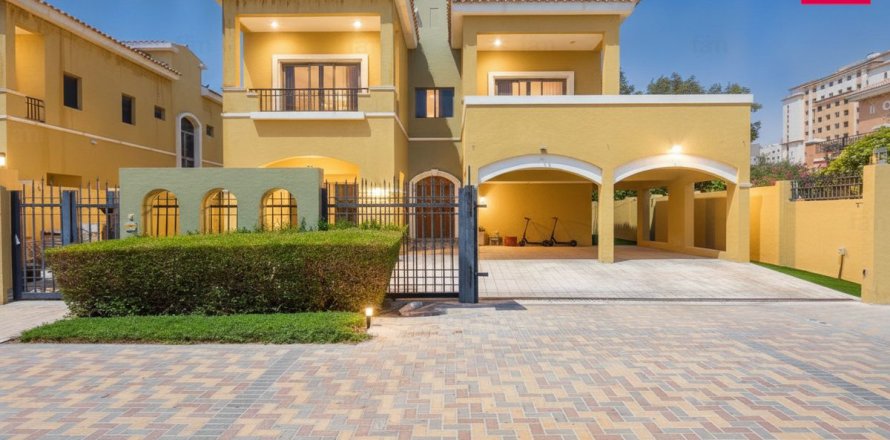 Villa in Dubai, UAE 4 bedrooms, 560.9 sq.m. № 721913