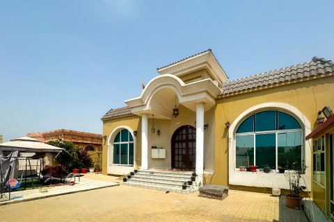 Villa en alquiler en Al Quoz, Dubai, EAU 3 dormitorios, 929.03 m2 № 749775 - foto 2
