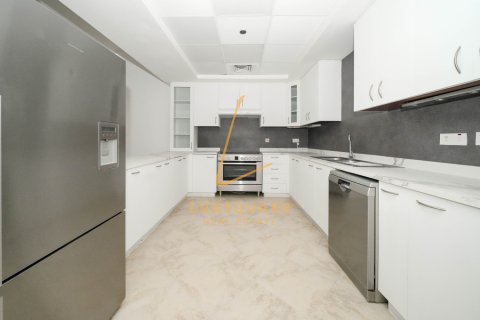 Apartman u Motor City, Dubai, UAE 3 spavaćih soba, 272 m2 Br. 679378 - fotografija 4
