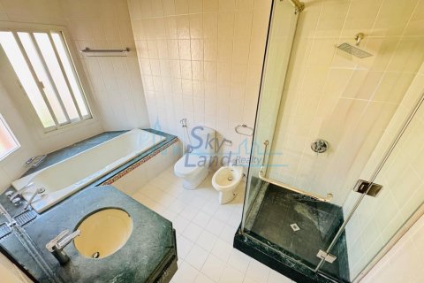 Villa para arrendamento em Umm Suqeim, Dubai, EAU 3 quartos, 325.2 m2 № 662477 - foto 16