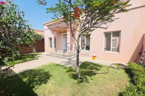 Villa para arrendamento em Umm Suqeim, Dubai, EAU 3 quartos, 325.2 m2 № 662477 - foto 2