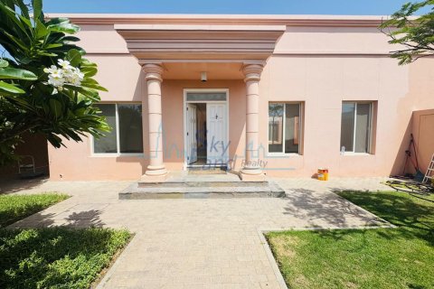 Villa para arrendamento em Umm Suqeim, Dubai, EAU 3 quartos, 325.2 m2 № 662477 - foto 1