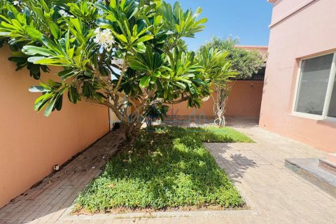 Villa para arrendamento em Umm Suqeim, Dubai, EAU 3 quartos, 325.2 m2 № 662477 - foto 13