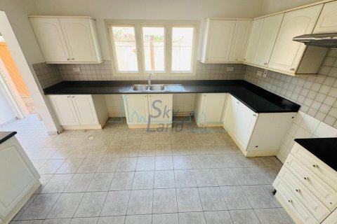 Villa para arrendamento em Umm Suqeim, Dubai, EAU 3 quartos, 325.2 m2 № 662477 - foto 6