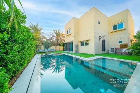 Villa in Meadows, Dubai, UAE 4 bedrooms, 362 sq.m. № 738112 - photo 1
