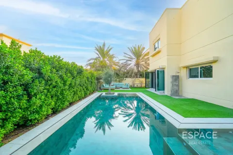 Villa in Meadows, Dubai, UAE 4 bedrooms, 362 sq.m. № 738112 - photo 2