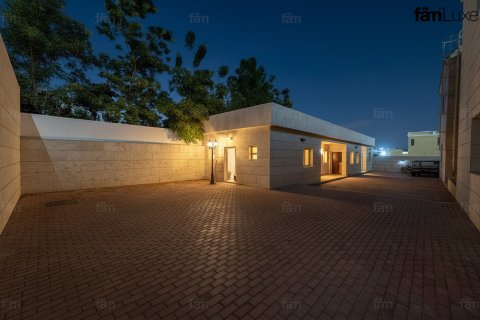 Villa en alquiler en Dubai, EAU 6 dormitorios, 1346.3 m2 № 662392 - foto 27