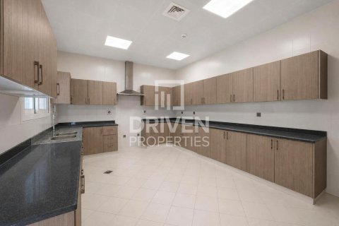 Vila u gradu Jumeirah, Dubai, UAE 6 spavaće sobe, 1393.55 m2 Br. 767994 - Slika 11