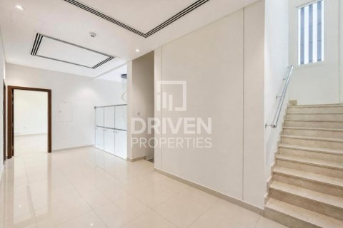 Vila u gradu Jumeirah, Dubai, UAE 6 spavaće sobe, 1393.55 m2 Br. 767994 - Slika 9