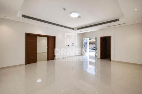 Vila u gradu Jumeirah, Dubai, UAE 6 spavaće sobe, 1393.55 m2 Br. 767994 - Slika 3