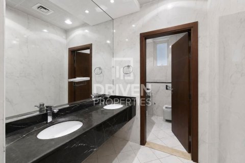 Vila u gradu Jumeirah, Dubai, UAE 6 spavaće sobe, 1393.55 m2 Br. 767994 - Slika 26