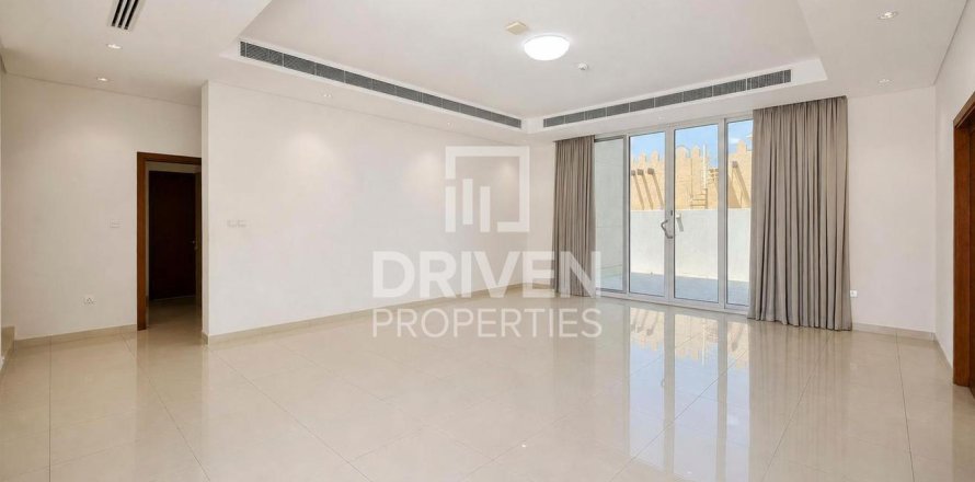 Вилла в Джумейра, Дубай, ОАЭ 6 спален, 1393.55м2 № 767994
