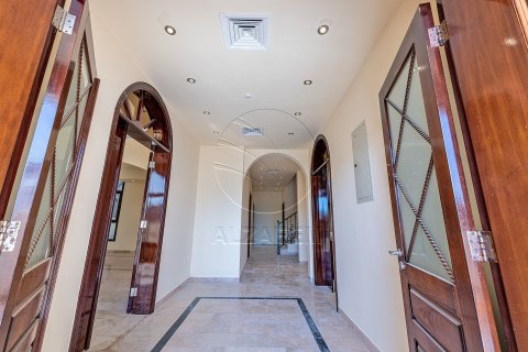 Vila u Abu Dhabi, UAE 6 spavaćih soba, 500 m2 Br. 662783 - fotografija 9